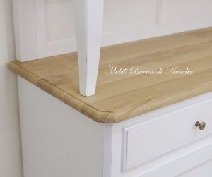 Credenza da cucina con alzata a 3 ante in legno finitura bianco e top in rovere massiccio